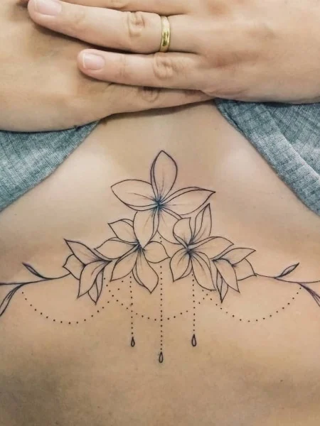 Tatuaje de flor debajo del pecho