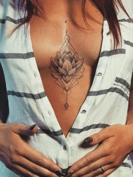 Tatuaje de loto debajo del pecho