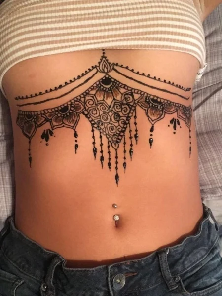 Tatuaje de henna debajo del pecho