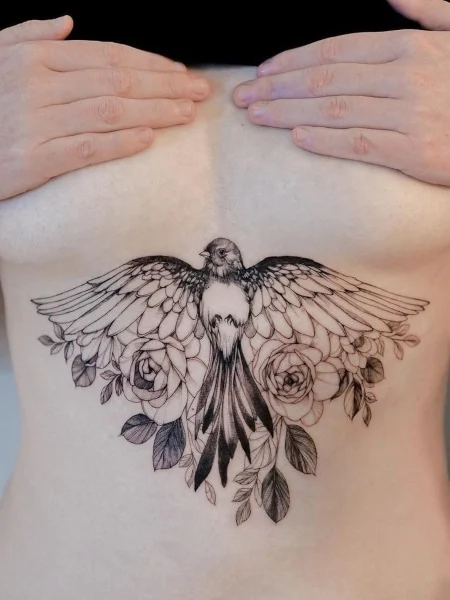 Tatuaje de pájaro debajo del pecho