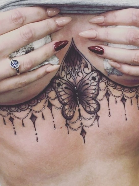 Tatuaje de encaje debajo del pecho
