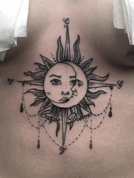 Diseño de sol y luna tatuado en la zona inferior del pecho