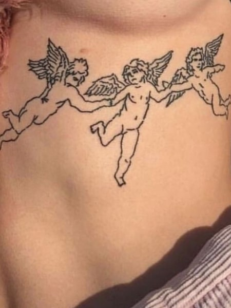 Tatuaje de ángel debajo del pecho