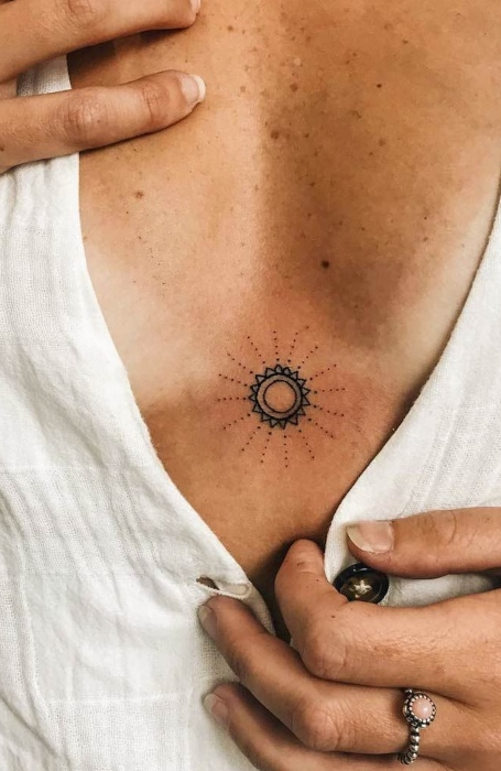 Tatuaje minimalista debajo del pecho