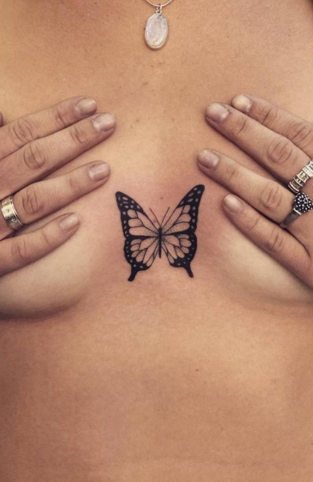 Tatuaje de mariposa debajo del pecho