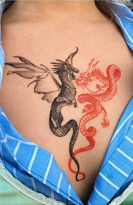 Tatuaje de dragón debajo del pecho