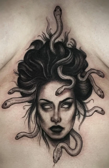Tatuaje debajo del pecho de Medusa