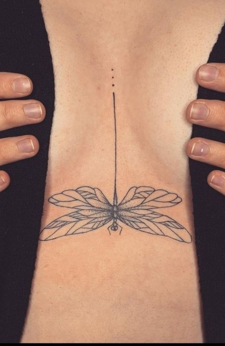 Tatuaje debajo del pecho de libélula