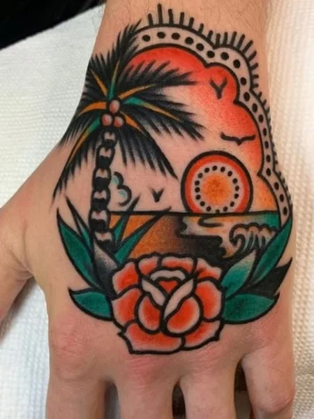 Tatuaje de sol y palmera