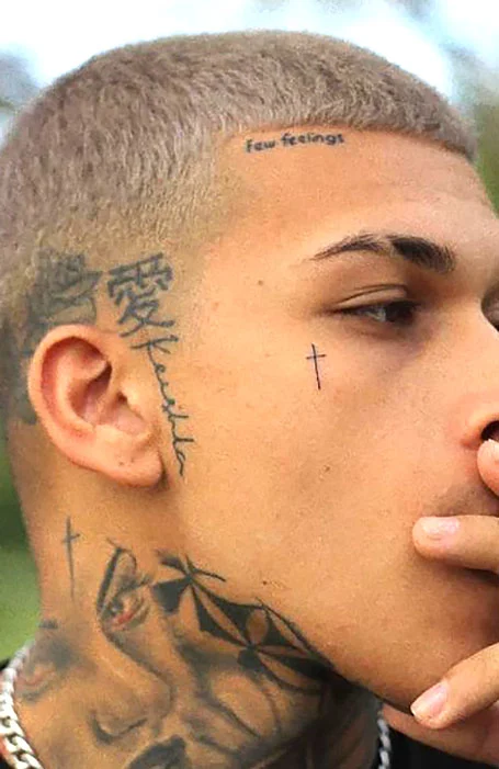 Tatuaje de cara con nombre