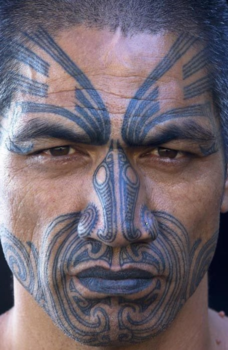 Tatuaje de cara tribal