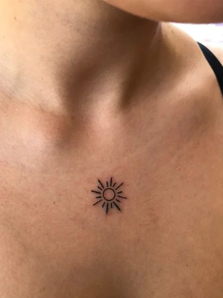 Pequeño tatuaje de sol diminuto