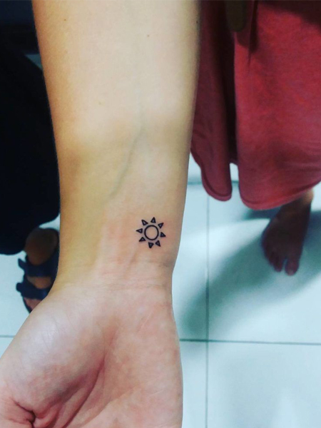 Tatuaje de sol simple