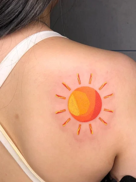 Tatuaje de sol amarillo