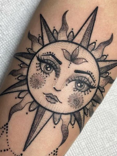 Tatuaje de cara de sol