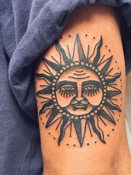Tatuaje de sol tradicional