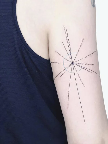 Tatuaje de sol geométrico