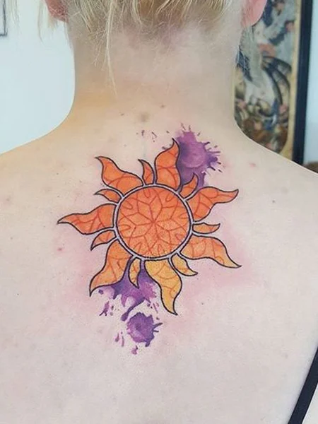 Tatuaje de sol enredado