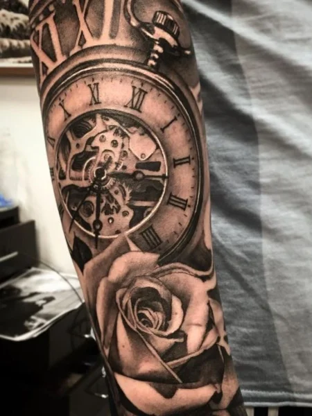 Tatuaje de rosa y reloj para hombres