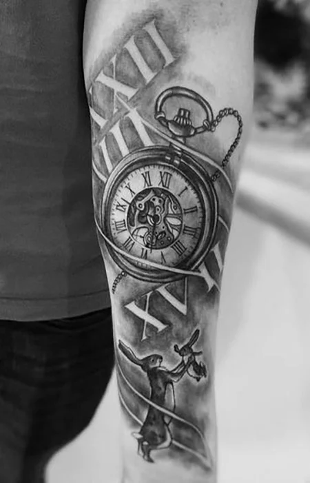 Tatuaje de reloj con números romanos