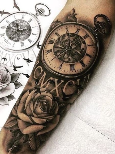 Tatuaje de reloj con números romanos para hombres