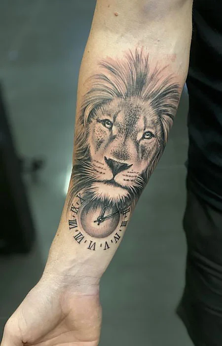 Tatuaje de reloj de león