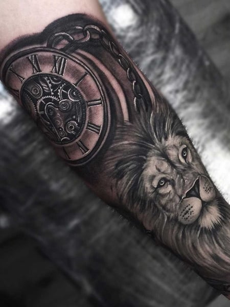 Tatuaje de reloj de león para hombres