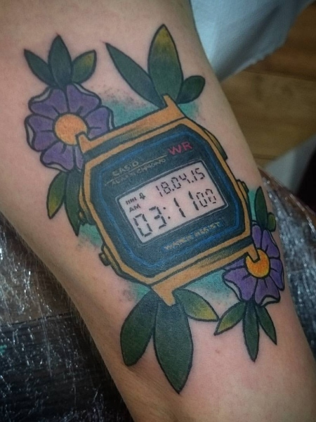 Tatuaje de reloj digital