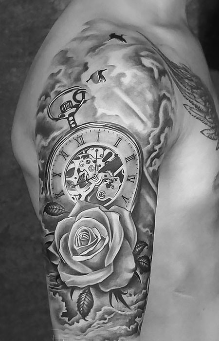 Tatuaje de reloj de media manga para hombres
