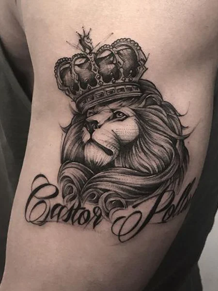 León con tatuaje de corona