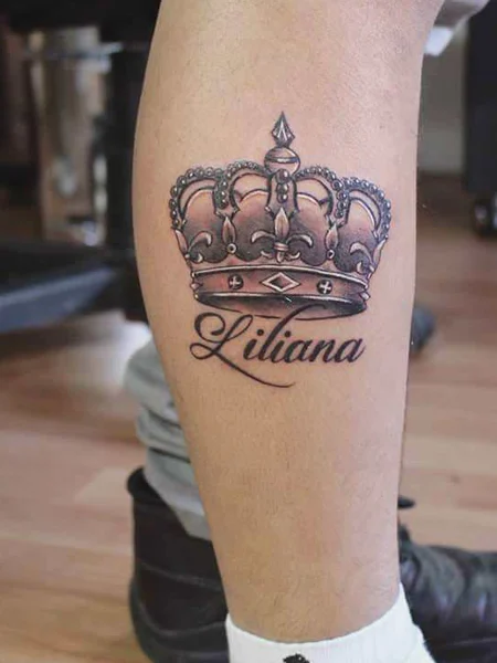 Nombre con tatuaje de corona