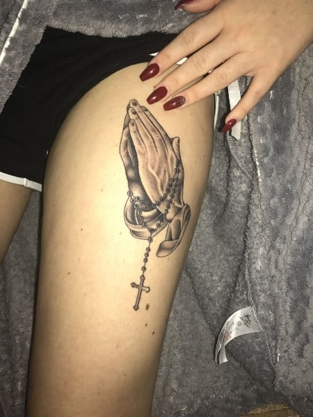 Tatuajes de manos rezando para mujeres