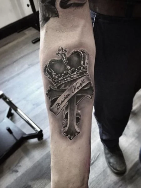 Tatuaje de cruz y corona