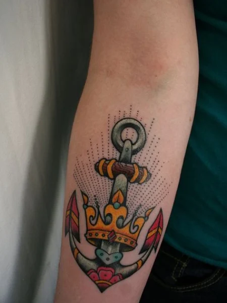 Corona con tatuaje de ancla