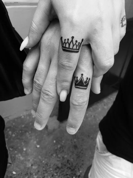 Tatuaje de dedo de corona
