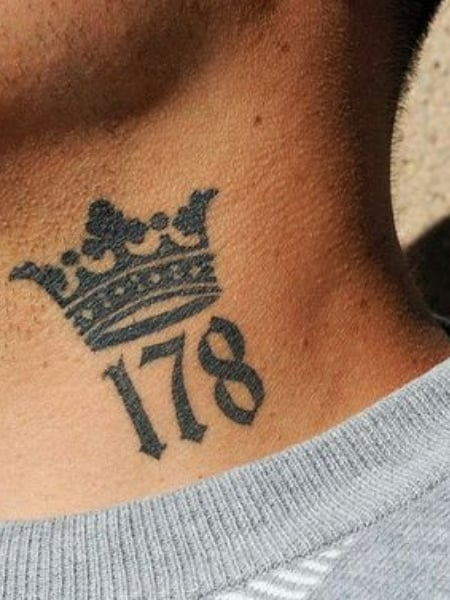 Tatuaje de corona en el cuello