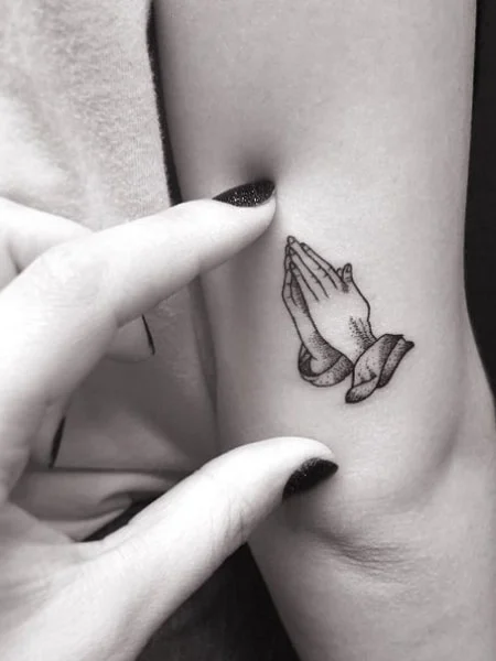 Tatuajes para mujeres de manos rezando