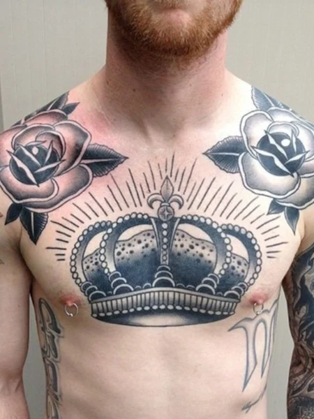 Tatuaje de corona en el pecho
