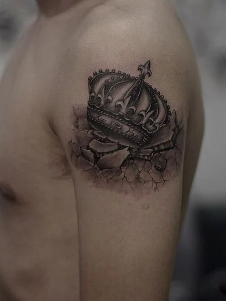 Tatuaje de corona en el hombro