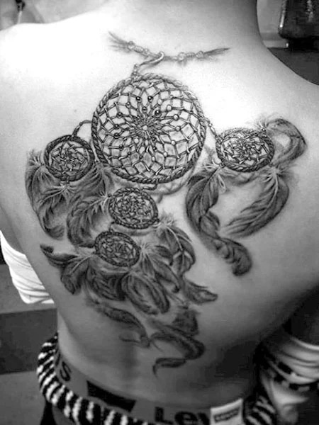 Tatuaje en la espalda del atrapasueños para hombres
