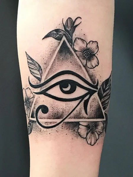 Tatuaje egipcio del ojo de Horus que todo lo ve