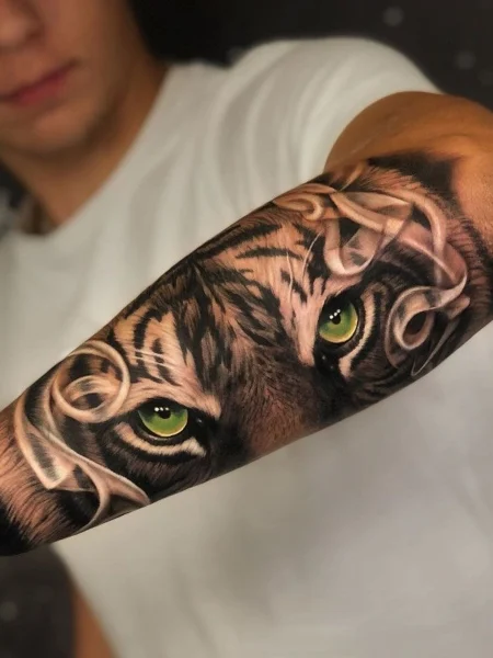 Tatuaje de ojos de tigre
