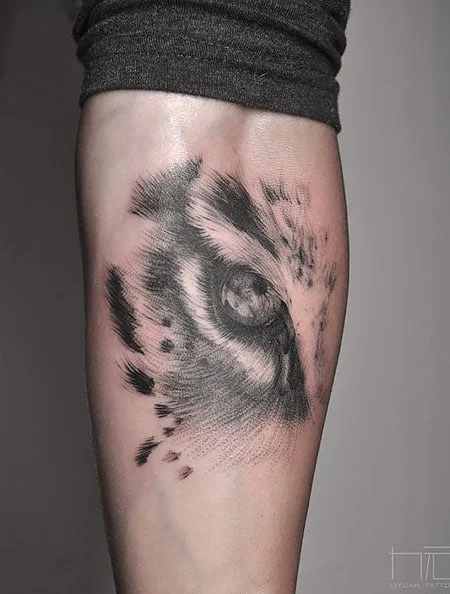 Tatuaje de ojos de tigre para hombres