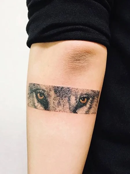 Tatuaje de ojos de lobo