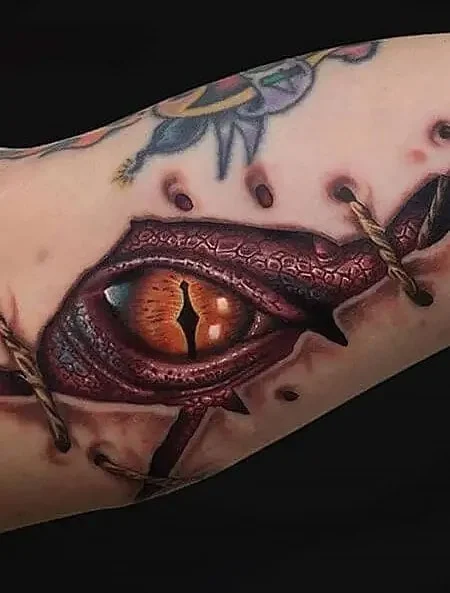 Tatuaje de ojo de dragón para hombres