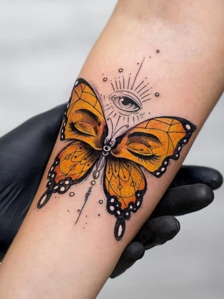 Tatuaje de mariposa con ojos 