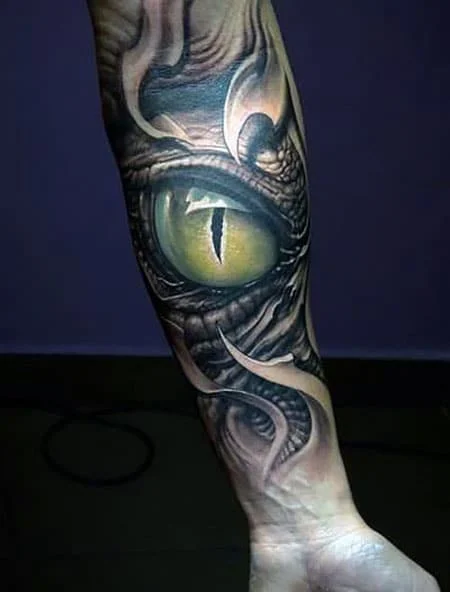 Tatuaje de ojos de serpiente