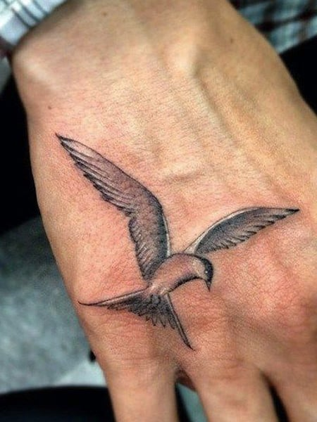 Tatuaje de pájaro volador