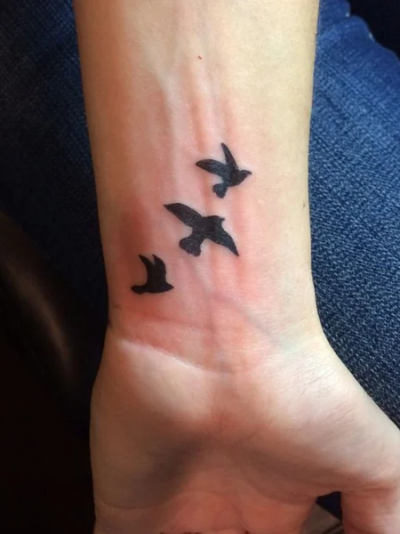 Tatuaje de silueta de pájaro