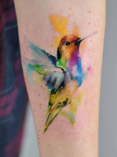 Tatuaje de pájaro en acuarela